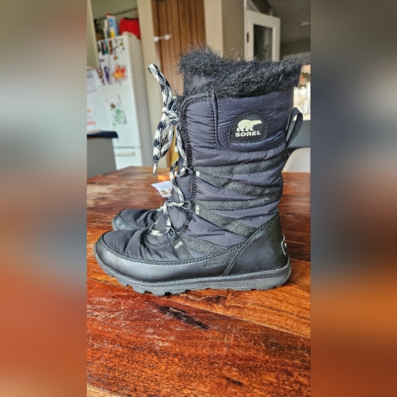 Sorel Black Quilted Boots - Picture 2 of 4